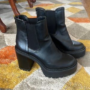 MADDEN GIRL WOMENS REZZAA CHELSEA BOOT - BLACK size 6.5